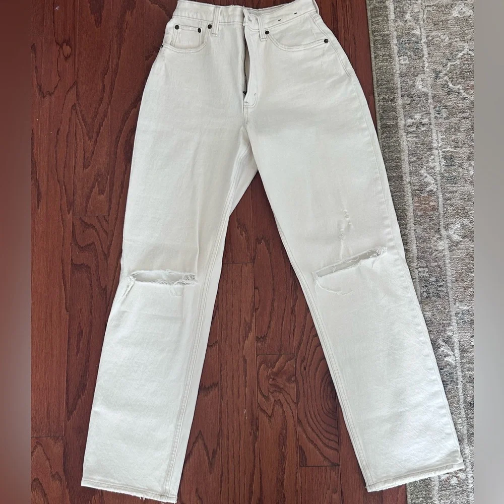 Abercrombie & Fitch Curve Love 90s Straight Ultra High Rise Jeans in Cream - Picture 2 of 5